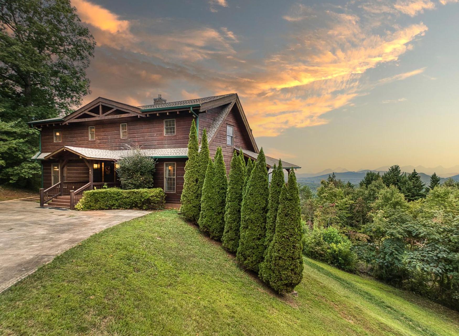 Sky High Lodge By Bk Stays. Large Cabin. Amazing Views. Game Room. Jacuzzi. Six Bedrooms. Sleeps 12 Blue Ridge Eksteriør bilde